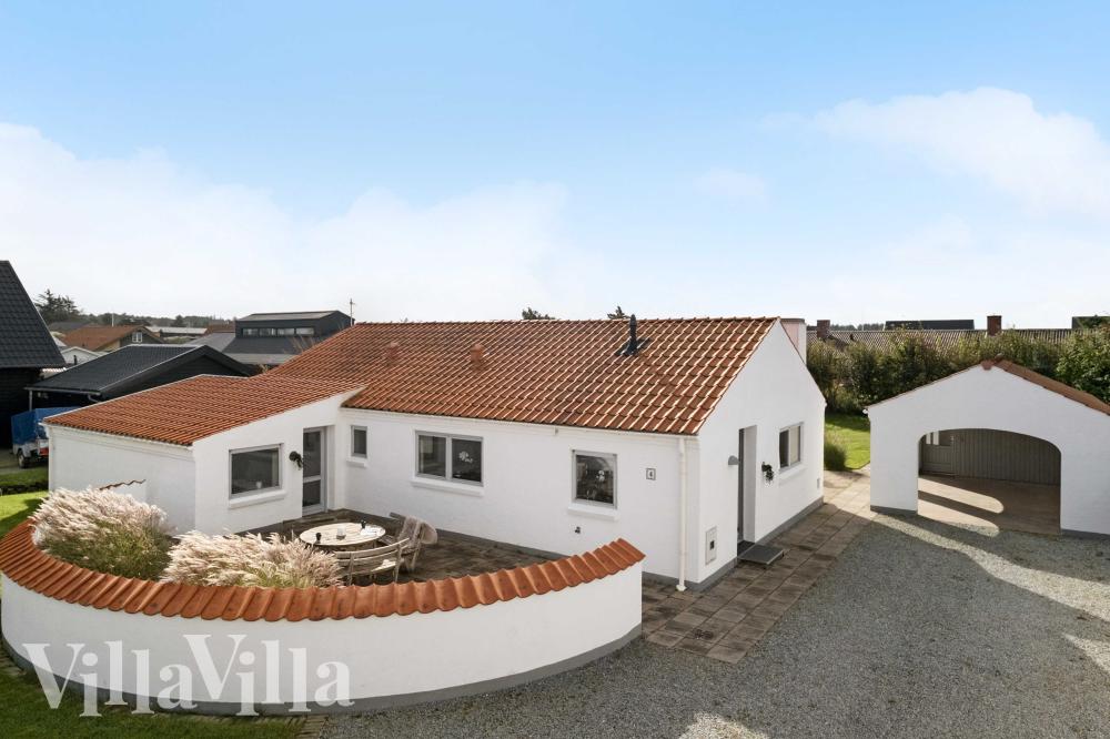 Stor terrasse ved luksushus nr. 990 i Nordjylland.