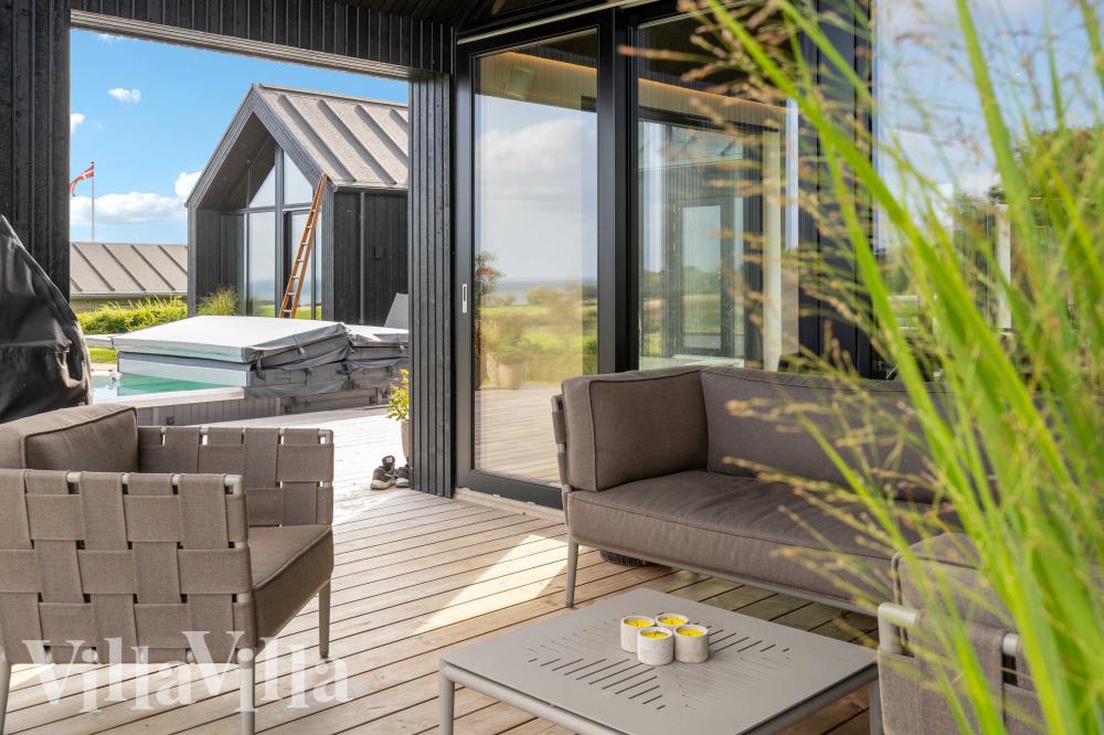 Nyd en grillaften på terrassen i luksushus nr. 992 i Sydjylland