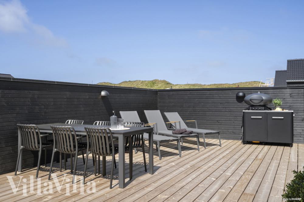 På terrassen i sommerhus nr. 947 er der plads til 12 personer.