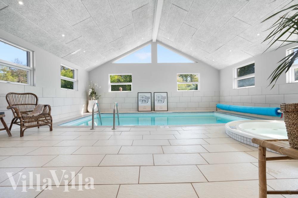 Sommerhus 991 er indrettet med en lækker poolafdeling med vandrutsjebane, dejlig stor indbygget spabad og sauna