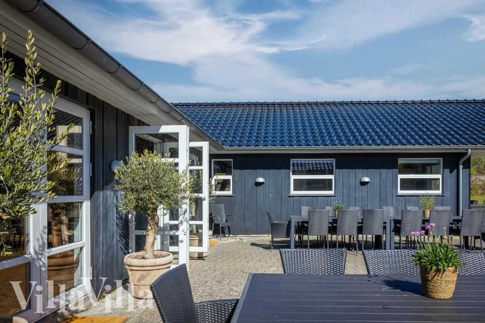 Luksushus nr. 991 har en dejlig terrasse med gode havemøbler til 30 personer.