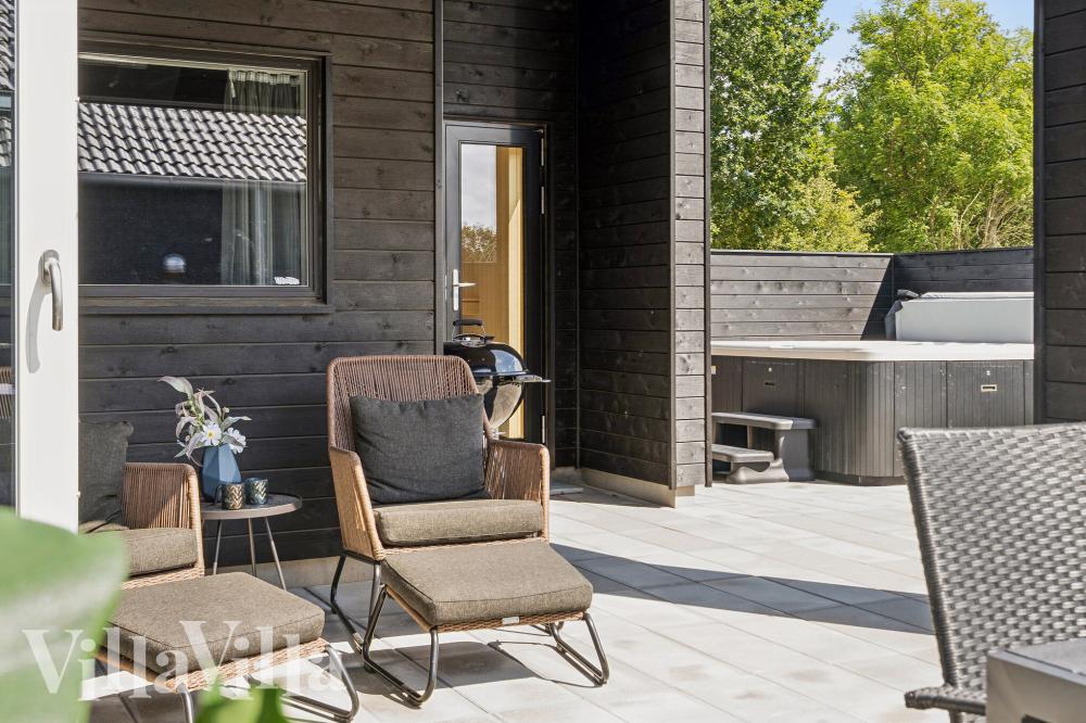 Luksushus nr. 972 har en dejlig terrasse med gode havemøbler til 16 personer.