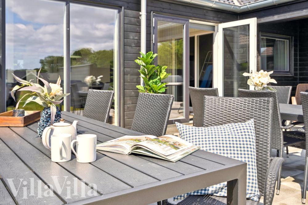 Nyd en grillaften på terrassen i luksushus nr. 972 i Nordjylland