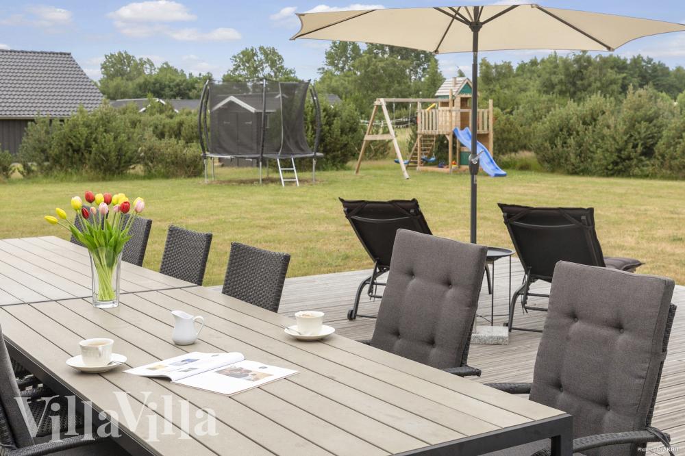 På terrassen i sommerhus nr. 969 er der plads til 12 personer.