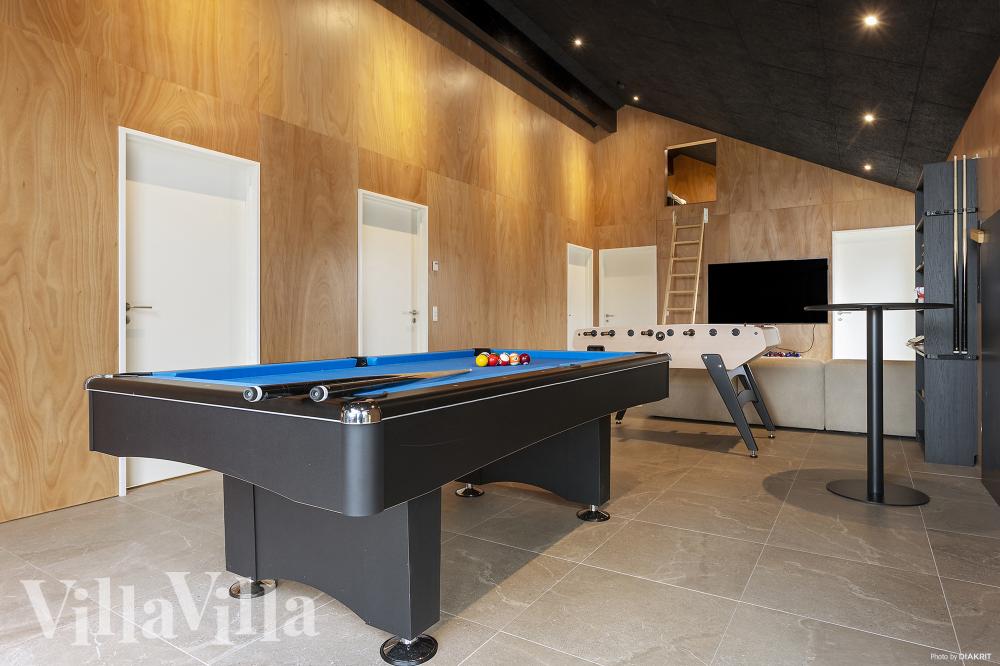 Ud over de mange timer, man kan bruge i husets pool-afdeling, så byder luksushus 995 også på billard/bordtennis og dart