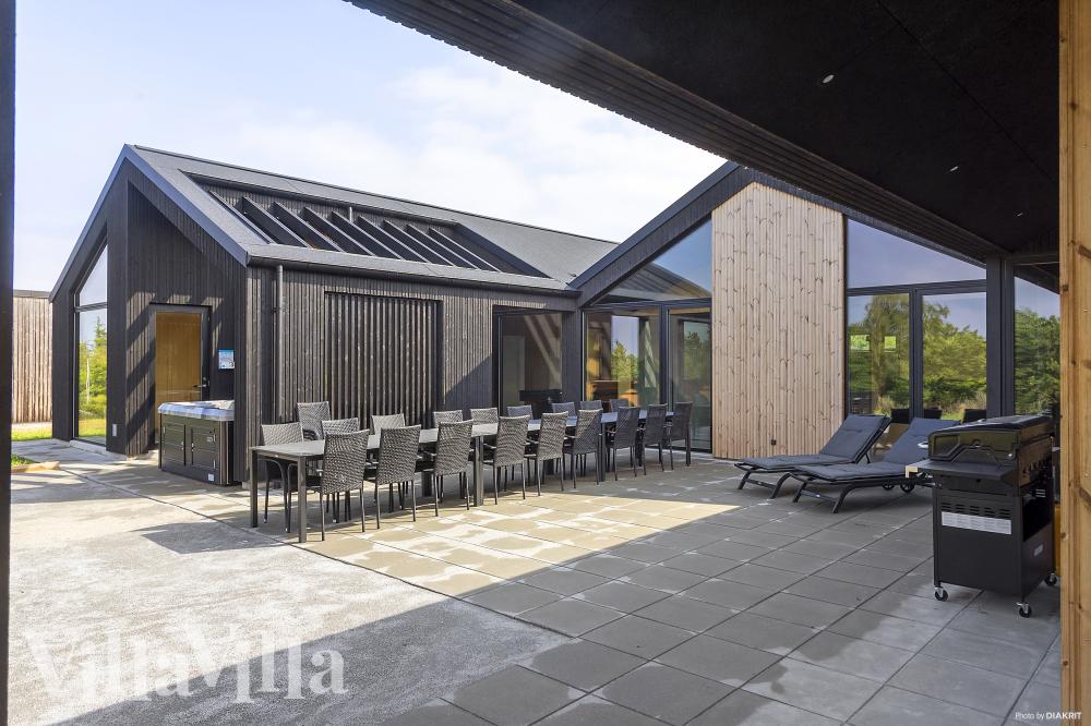 Luksushus nr. 995 har en dejlig terrasse med gode havemøbler til 26 personer.