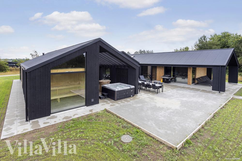 Dette skønne poolhus nr. 995 med plads til 26 personer ligger i Limfjorden
