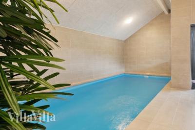 Sommerhus 1000 er indrettet med en lækker poolafdeling med vandrutsjebane, dejlig stor indbygget spabad og sauna
