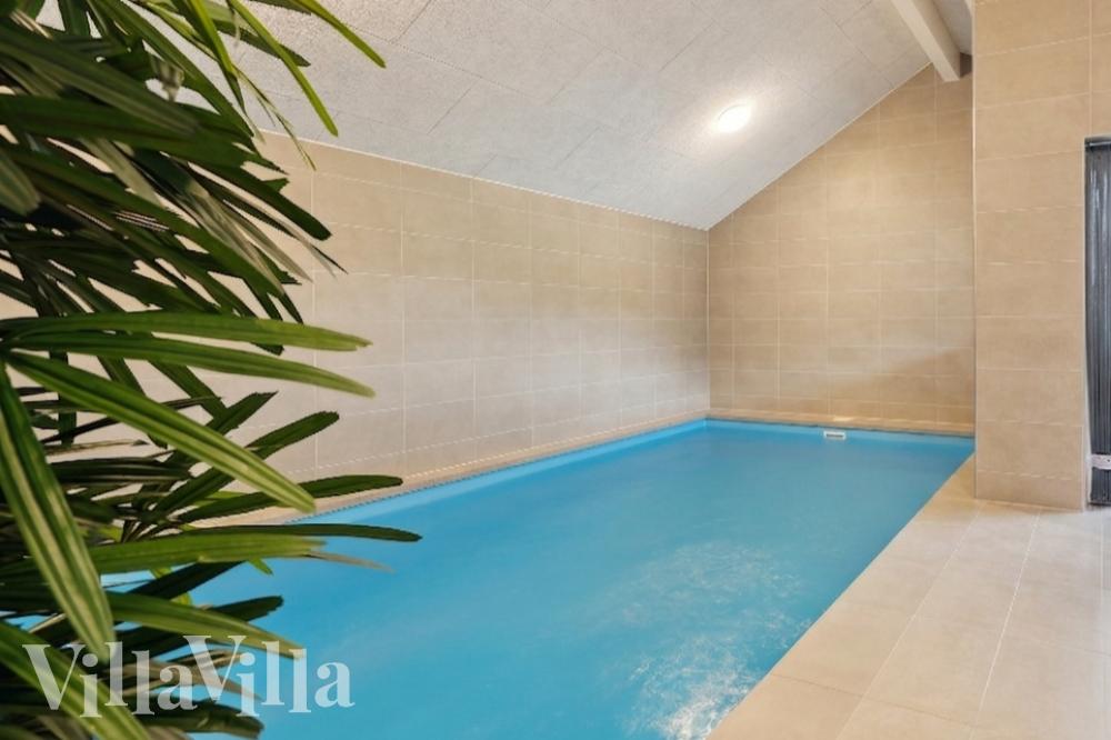 Sommerhus 1000 er indrettet med en lækker poolafdeling med vandrutsjebane, dejlig stor indbygget spabad og sauna
