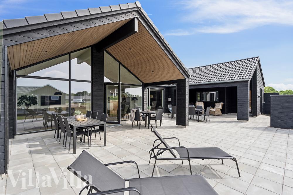 Luksushus nr. 1000 har en dejlig terrasse med gode havemøbler til 16 personer.