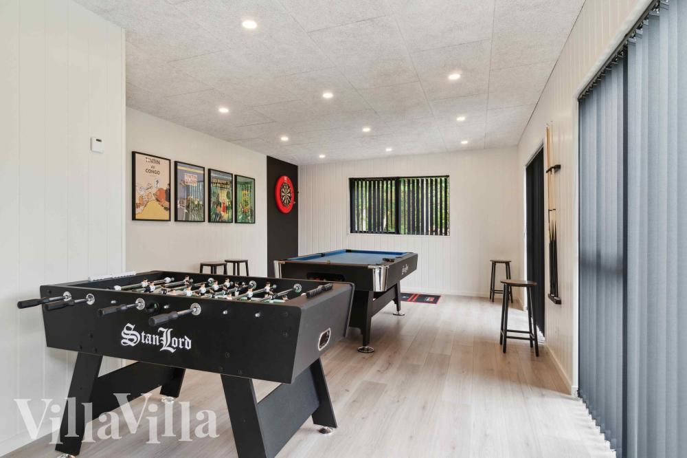 Ud over de mange timer, man kan bruge i husets pool-afdeling, så byder luksushus 1002 også på billard/bordtennis og dart