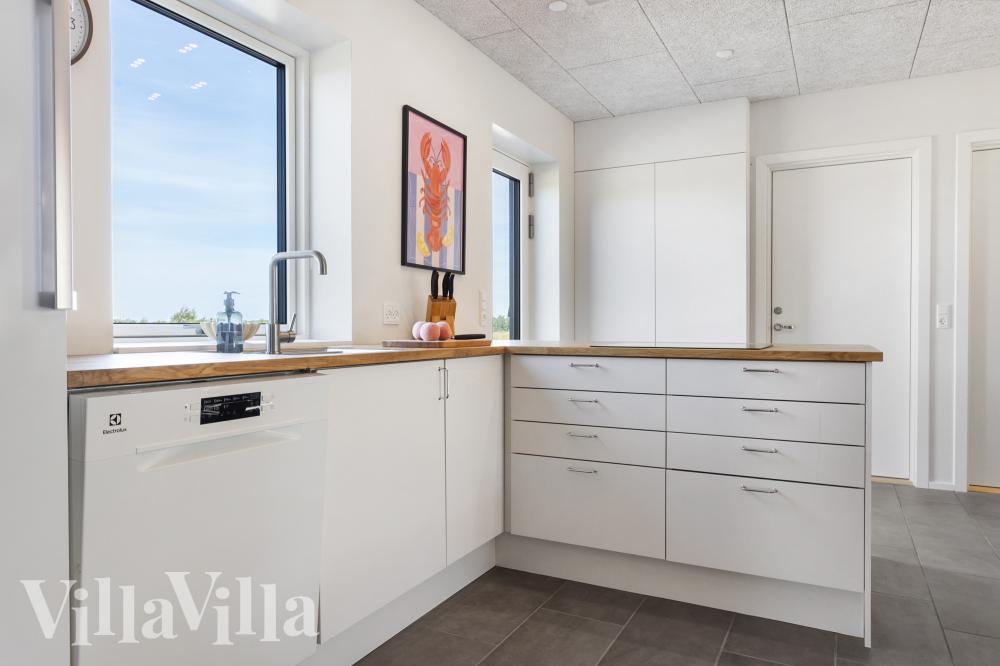 Køkkenet i luksushus nr. 981 er udstyrret, så I let kan lave mad til 14 personer.