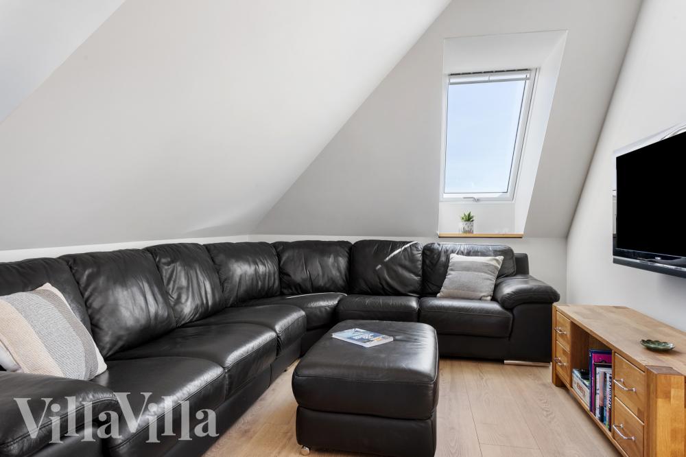 Sofaen i luksushus 981 i Limfjorden indbyder til brætspil eller at se en film sammen.