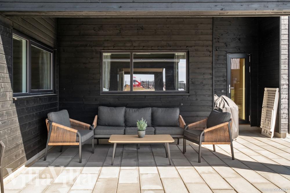 Luksushus nr. 921 har en dejlig terrasse med gode havemøbler til 18 personer.
