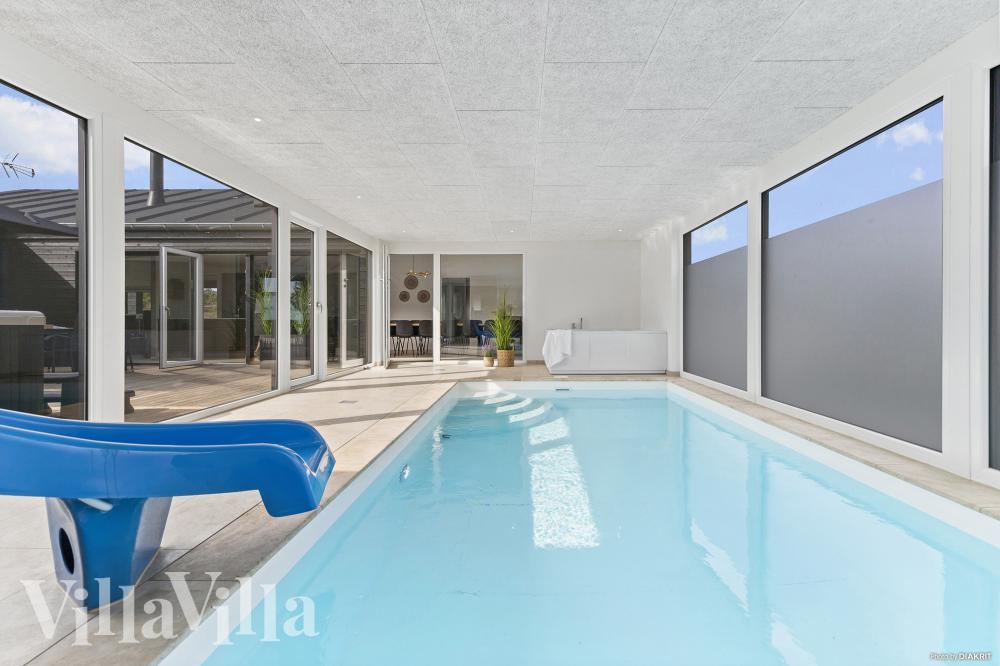 Sommerhus 967 er indrettet med en lækker poolafdeling med vandrutsjebane, dejlig stor indbygget spabad og sauna