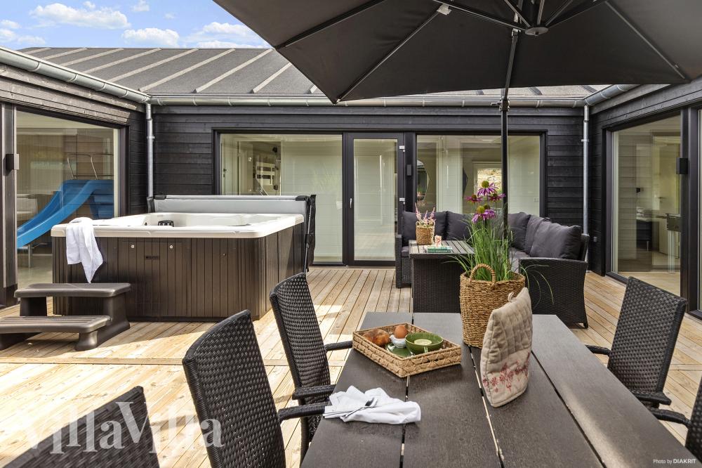 Luksushus nr. 967 har en dejlig terrasse med gode havemøbler til 22 personer.
