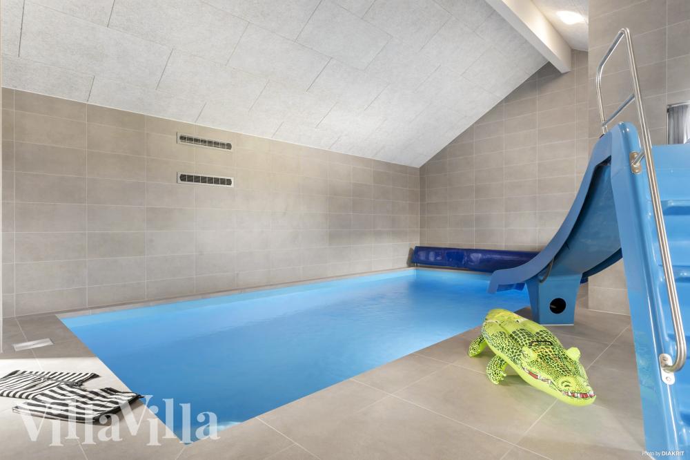 Sommerhus 1001 er indrettet med en lækker poolafdeling med vandrutsjebane, dejlig stor indbygget spabad og sauna
