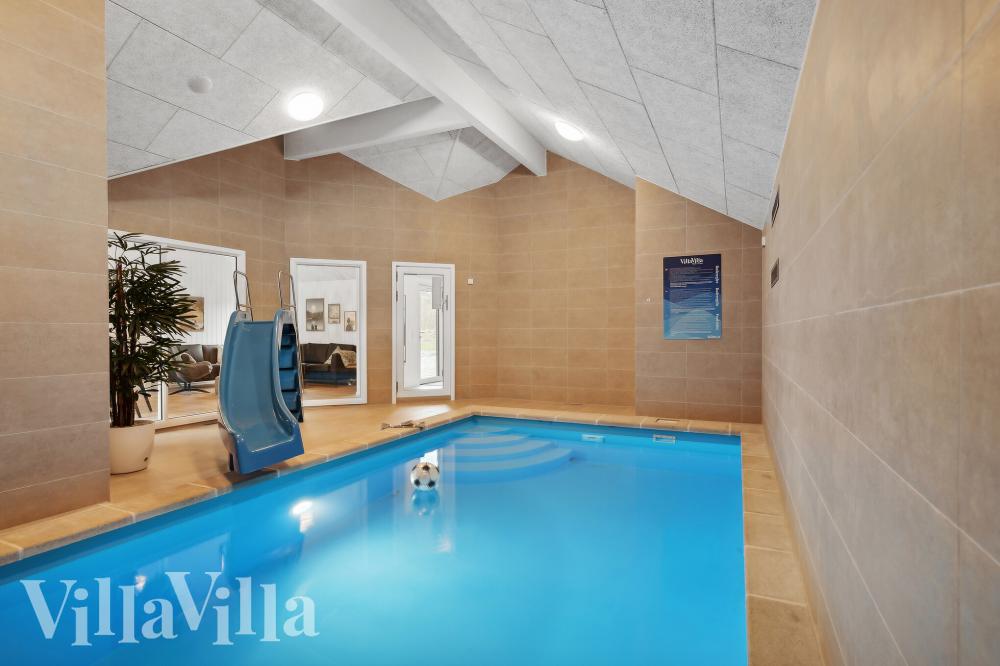 Sommerhus 998 er indrettet med en lækker poolafdeling med vandrutsjebane, dejlig stor indbygget spabad og sauna
