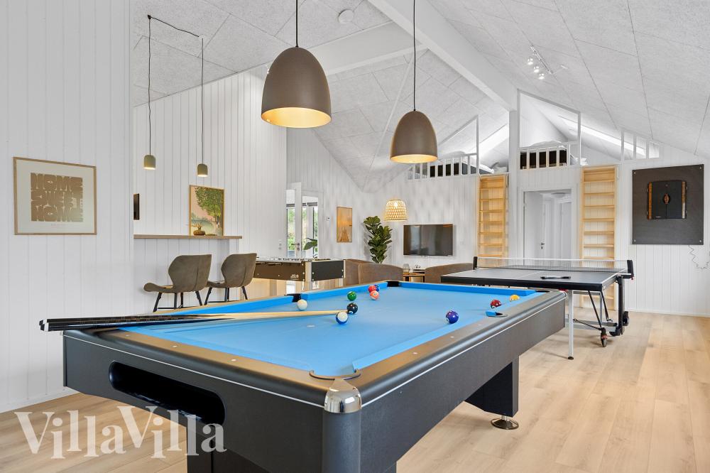 Ud over de mange timer, man kan bruge i husets pool-afdeling, så byder luksushus 998 også på billard/bordtennis og dart