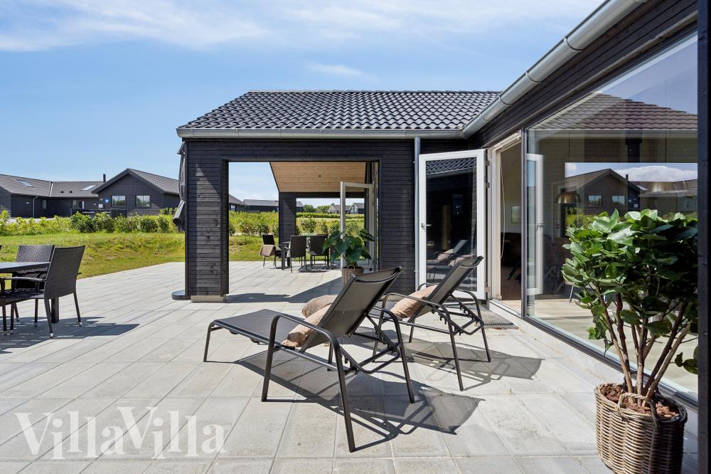 Nyd en grillaften på terrassen i luksushus nr. 998 i Bornholm
