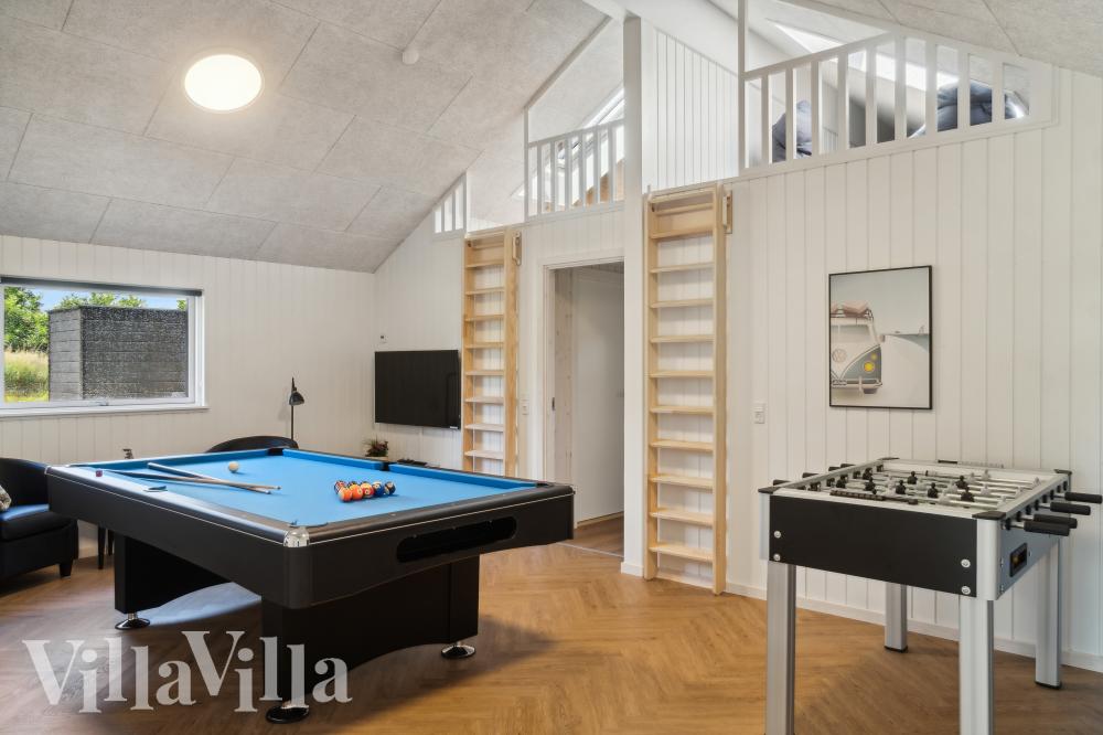 Ud over de mange timer, man kan bruge i husets pool-afdeling, så byder luksushus 999 også på billard/bordtennis og dart