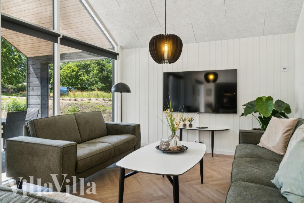 Der er mulighed for hygge i sommerhusets sofaarrangement, når I besøger luksushus nr. 999