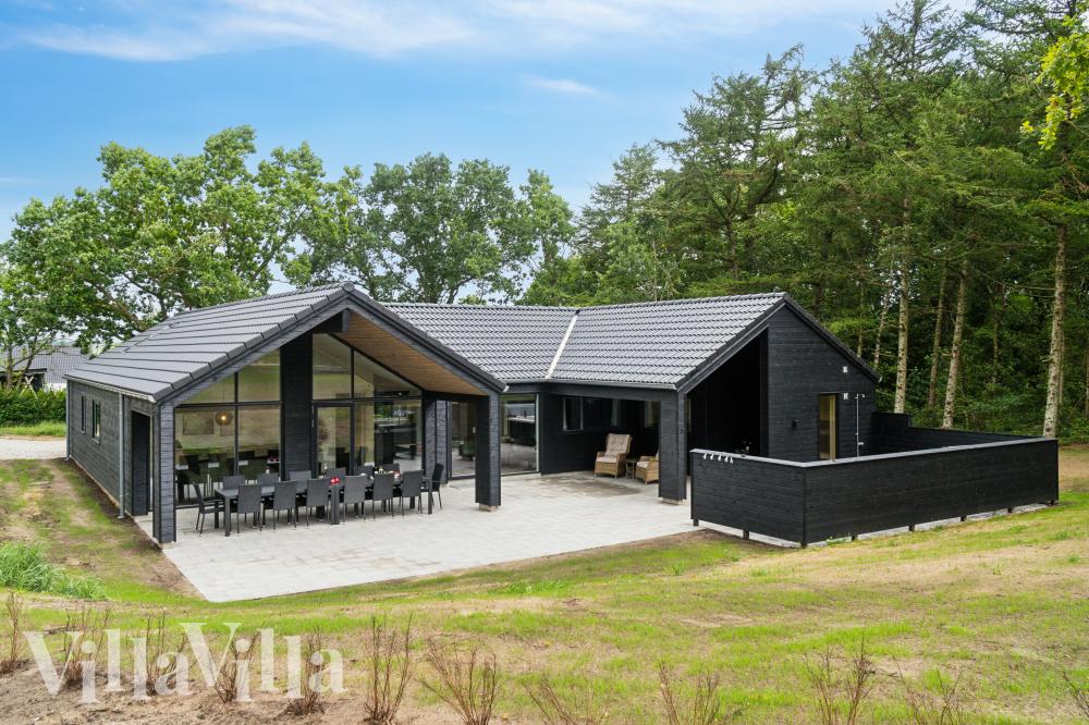 Dette skønne poolhus nr. 999 med plads til 14 personer ligger i Vestjylland
