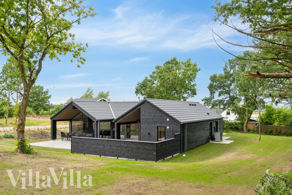 Flot sommerhus nr. 999 med god plads til op til 14 personer