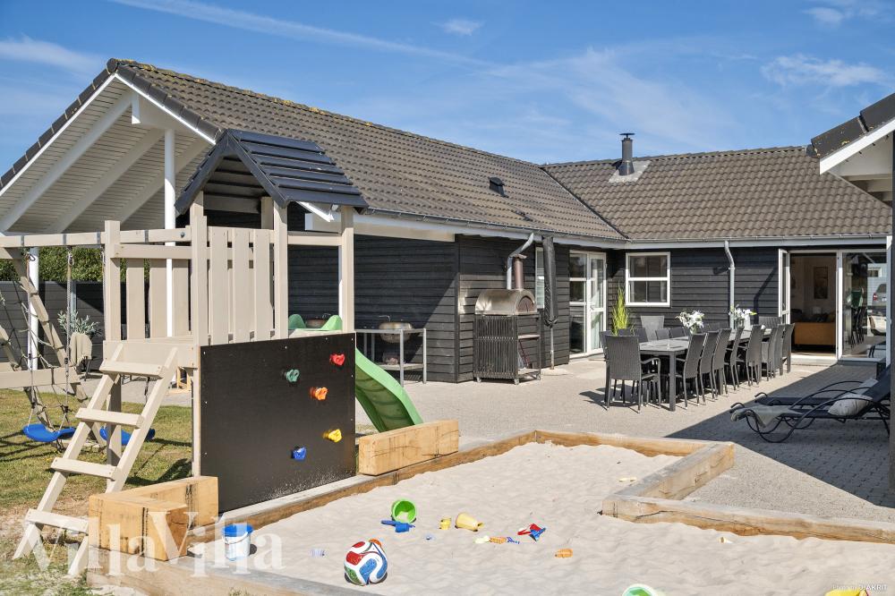 I det attraktive aktivitesrum i luksushus nr. 196 i Nordjylland  er der masser af udendørs aktiviteter, f.eks. legetårn og gynge