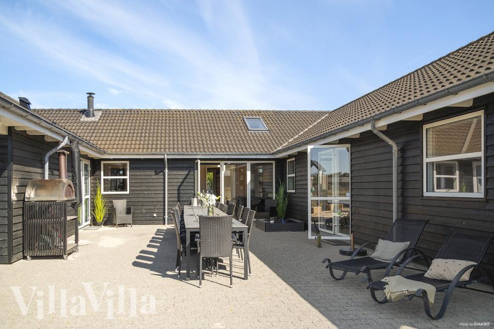 På terrassen i sommerhus nr. 196 er der plads til 22 personer.