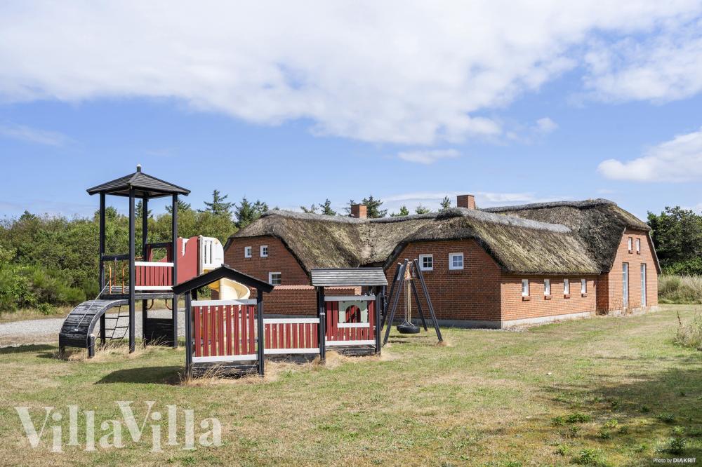 Dette skønne poolhus nr. 989 med plads til 16 personer ligger i Vestjylland