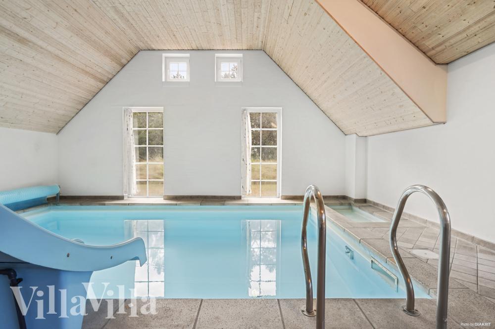 Sommerhus 989 er indrettet med en lækker poolafdeling med vandrutsjebane, dejlig stor indbygget spabad og sauna