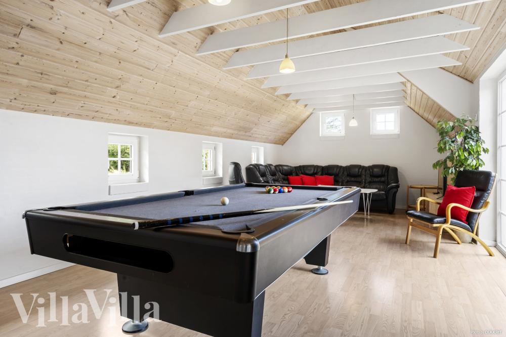 Ud over de mange timer, man kan bruge i husets pool-afdeling, så byder luksushus 989 også på billard/bordtennis og dart