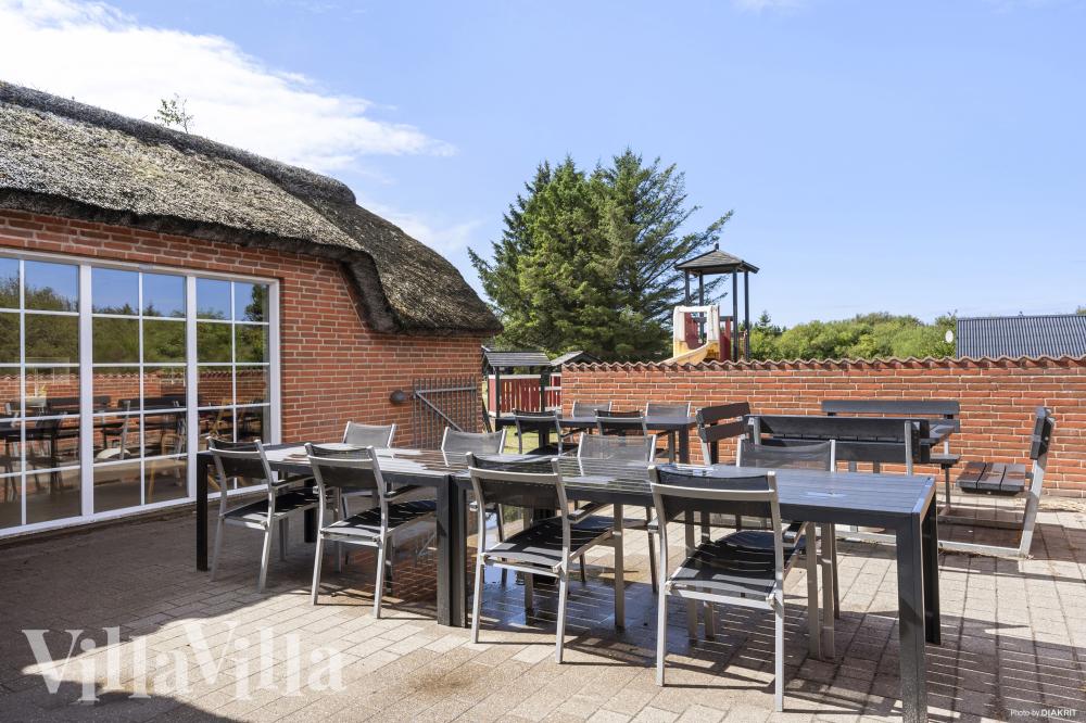Luksushus nr. 989 har en dejlig terrasse med gode havemøbler til 16 personer.