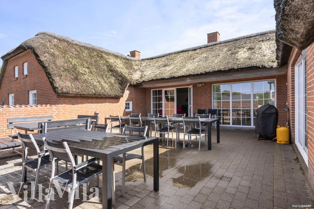 Nyd en grillaften på terrassen i luksushus nr. 989 i Vestjylland