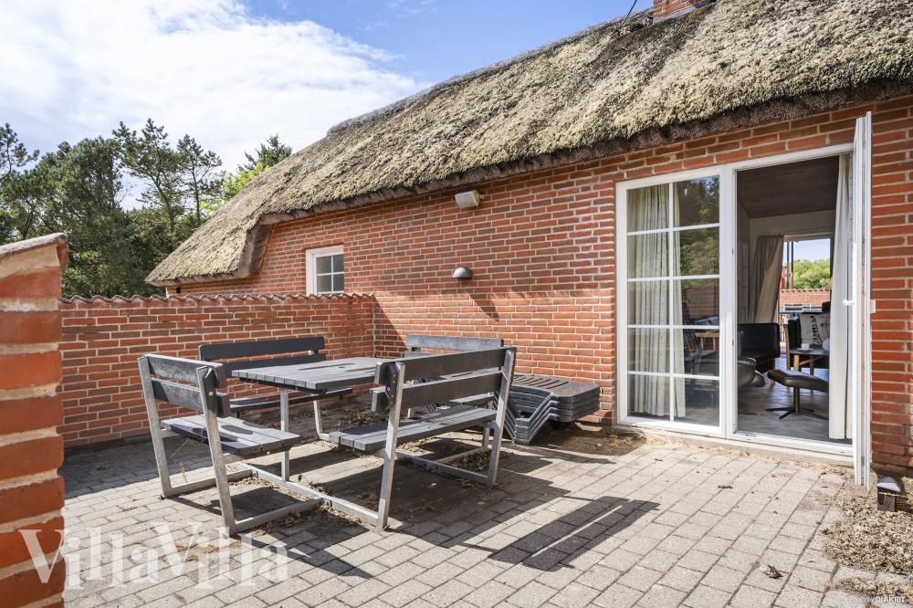 På terrassen i sommerhus nr. 989 er der plads til 16 personer.