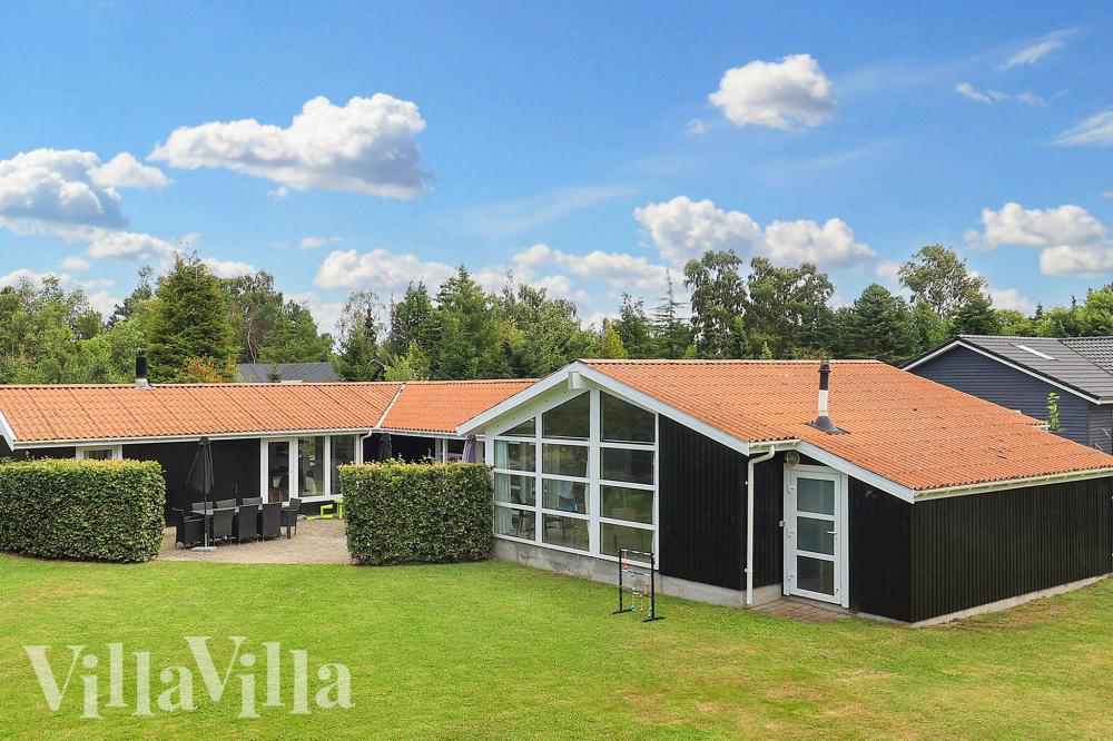 Dette skønne poolhus nr. 1003 med plads til 14 personer ligger i Lolland/Falster/Møn