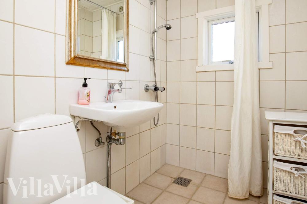 Der er bad med brus i luksushus nr. 1003 til 14 personer.