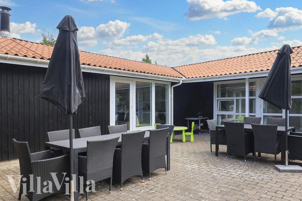 På terrassen i sommerhus nr. 1003 er der plads til 14 personer.