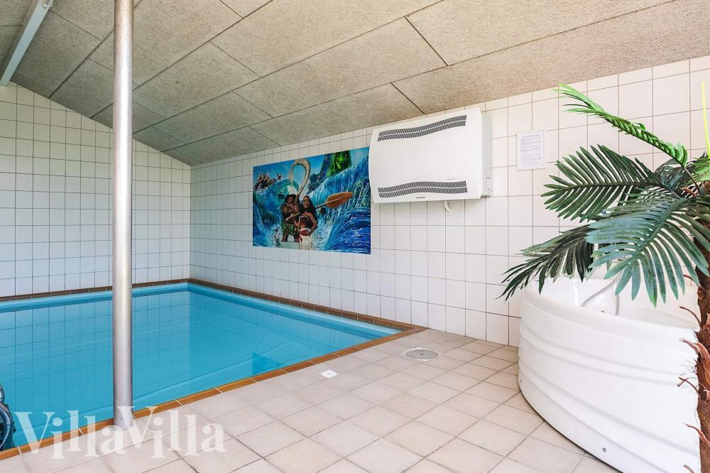 Sommerhus 1003 er indrettet med en lækker poolafdeling med vandrutsjebane, dejlig stor indbygget spabad og sauna