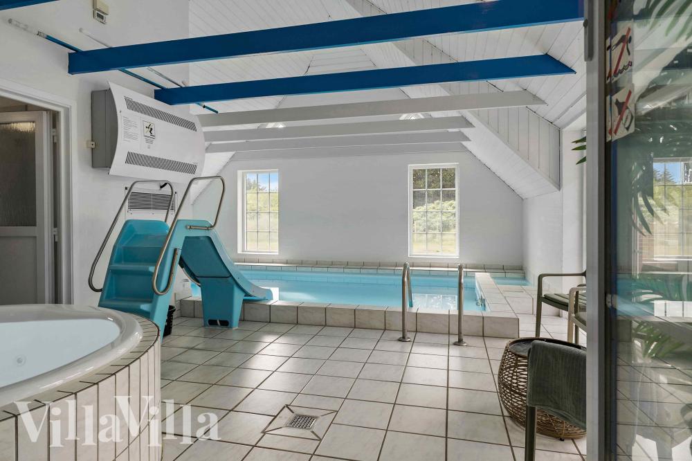 Sommerhus 1005 er indrettet med en lækker poolafdeling med vandrutsjebane, dejlig stor indbygget spabad og sauna