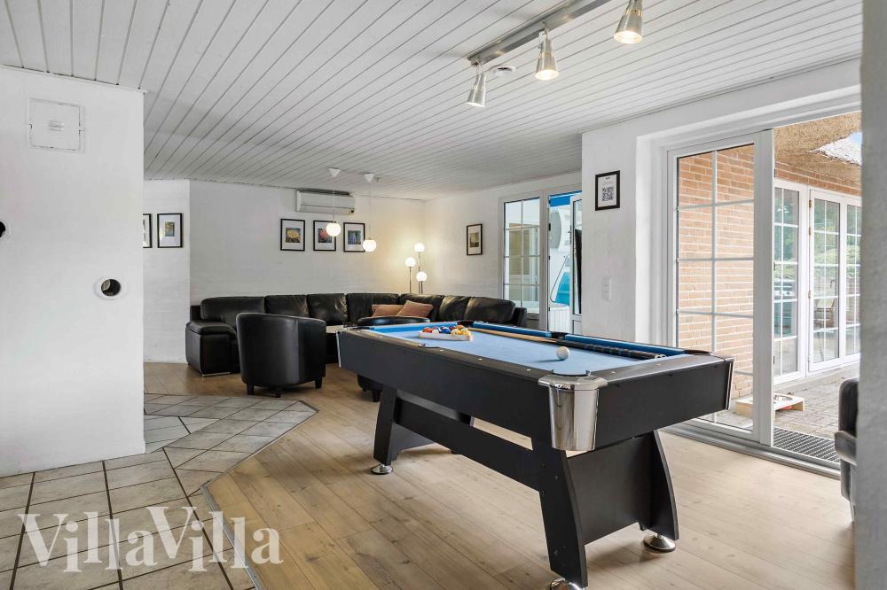 Ud over de mange timer, man kan bruge i husets pool-afdeling, så byder luksushus 1005 også på billard/bordtennis og dart