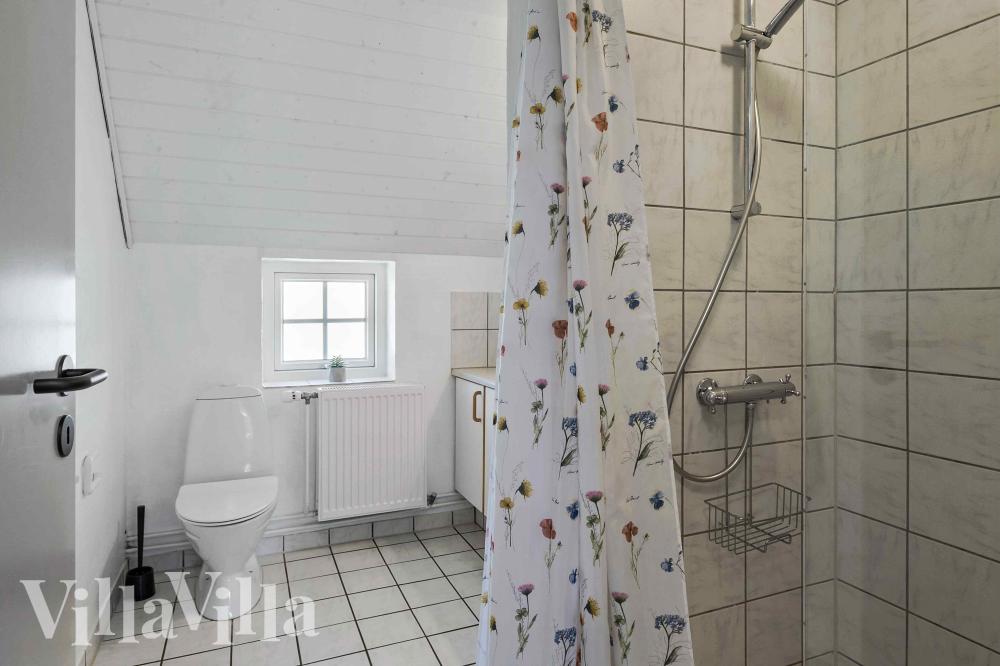 Der er bad med brus i luksushus nr. 1005 til 14 personer.