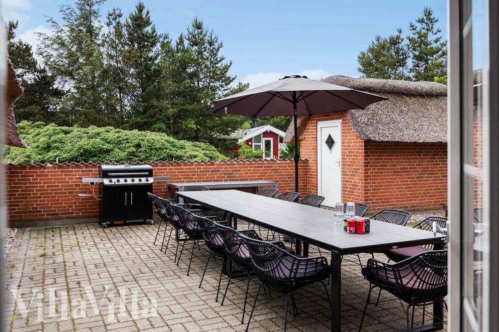 Nyd en grillaften på terrassen i luksushus nr. 1005 i Vestjylland