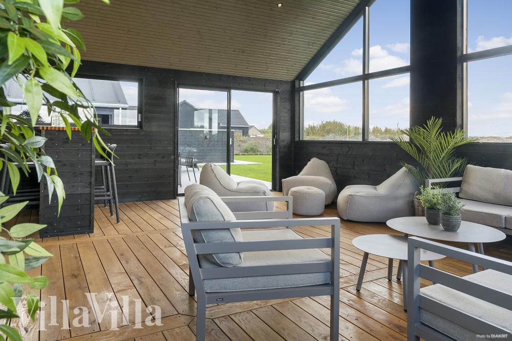 Luksushus nr. 966 har en dejlig terrasse med gode havemøbler til 26 personer.