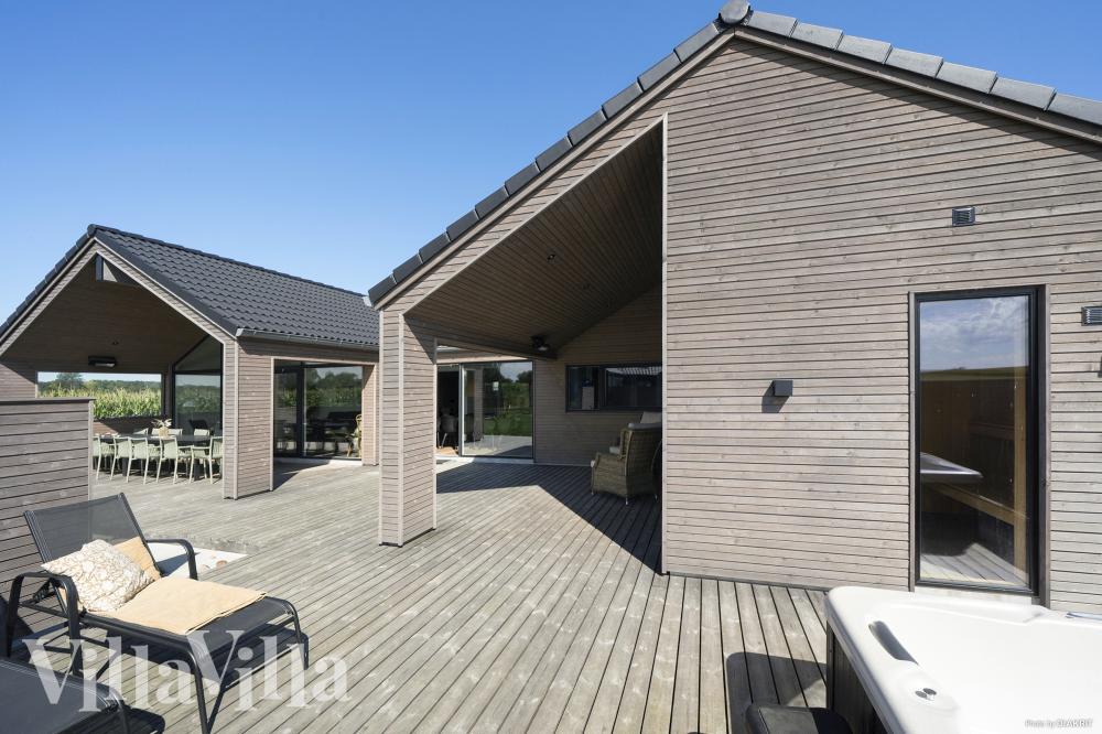 Luksushus nr. 648 har en dejlig terrasse med gode havemøbler til 14 personer.