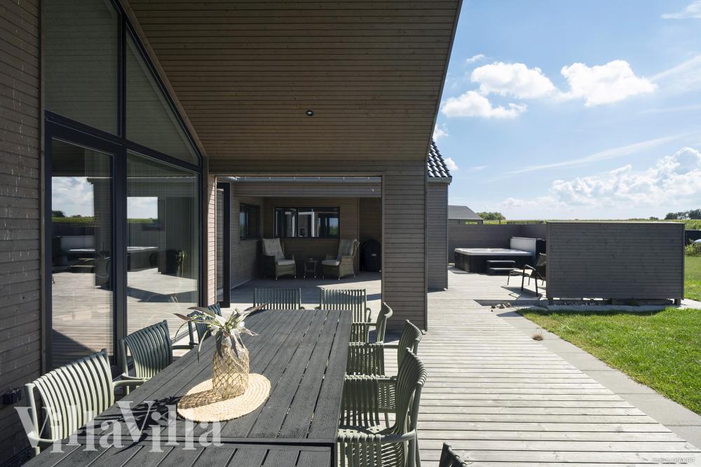 Nyd en grillaften på terrassen i luksushus nr. 648 i Fyn og øer