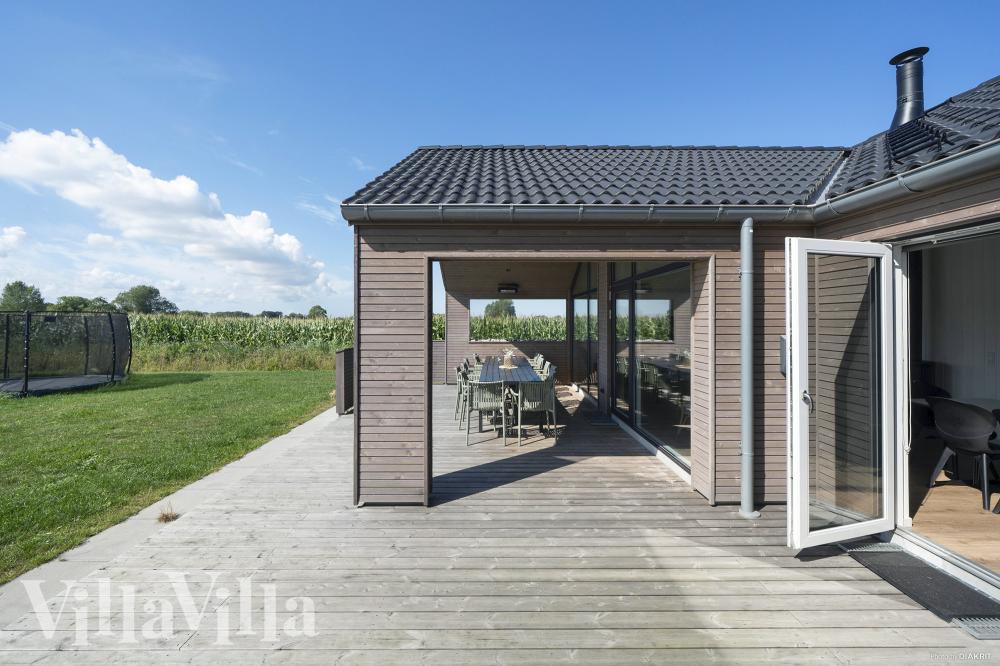 På terrassen i sommerhus nr. 648 er der plads til 14 personer.