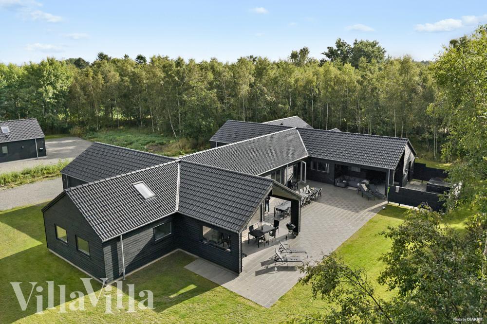 Dette skønne poolhus nr. 905 med plads til 30 personer ligger i Lolland/Falster/Møn