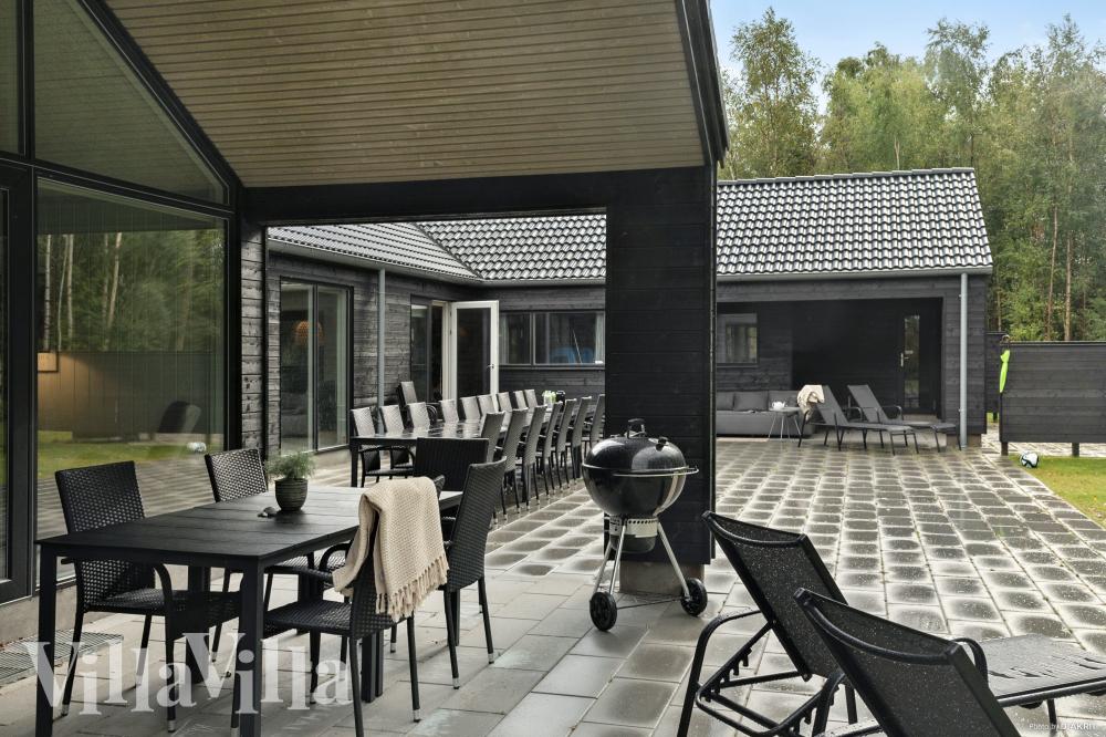 Luksushus nr. 905 har en dejlig terrasse med gode havemøbler til 30 personer.